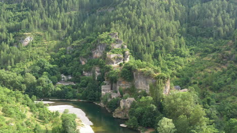 Luftaufnahme-Des-Dorfes-Castelbouc-Mit-Alten-Burgruinen-Auf-Einem-Felsigen-Gipfel-In-Frankreich